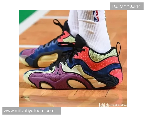 康涅狄格大学球员脚踩哈士奇PE球鞋引发媒体热议