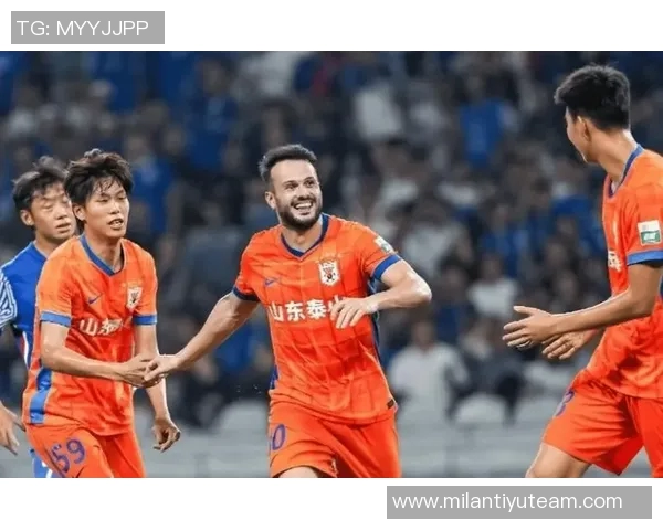 泰山外援瓦科携家人欢庆圣诞节合影留念尽享巴黎美好时光 泰山外援瓦科携家人欢庆圣诞节合影留念尽享巴黎美好时光