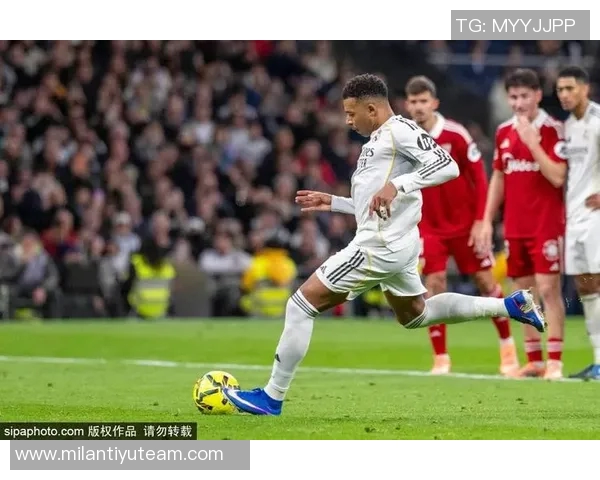 姆巴佩身穿阿什拉夫球衣观战非洲杯摩洛哥对阵马里引发热议 姆巴佩身穿阿什拉夫球衣观战非洲杯摩洛哥对阵马里引发热议